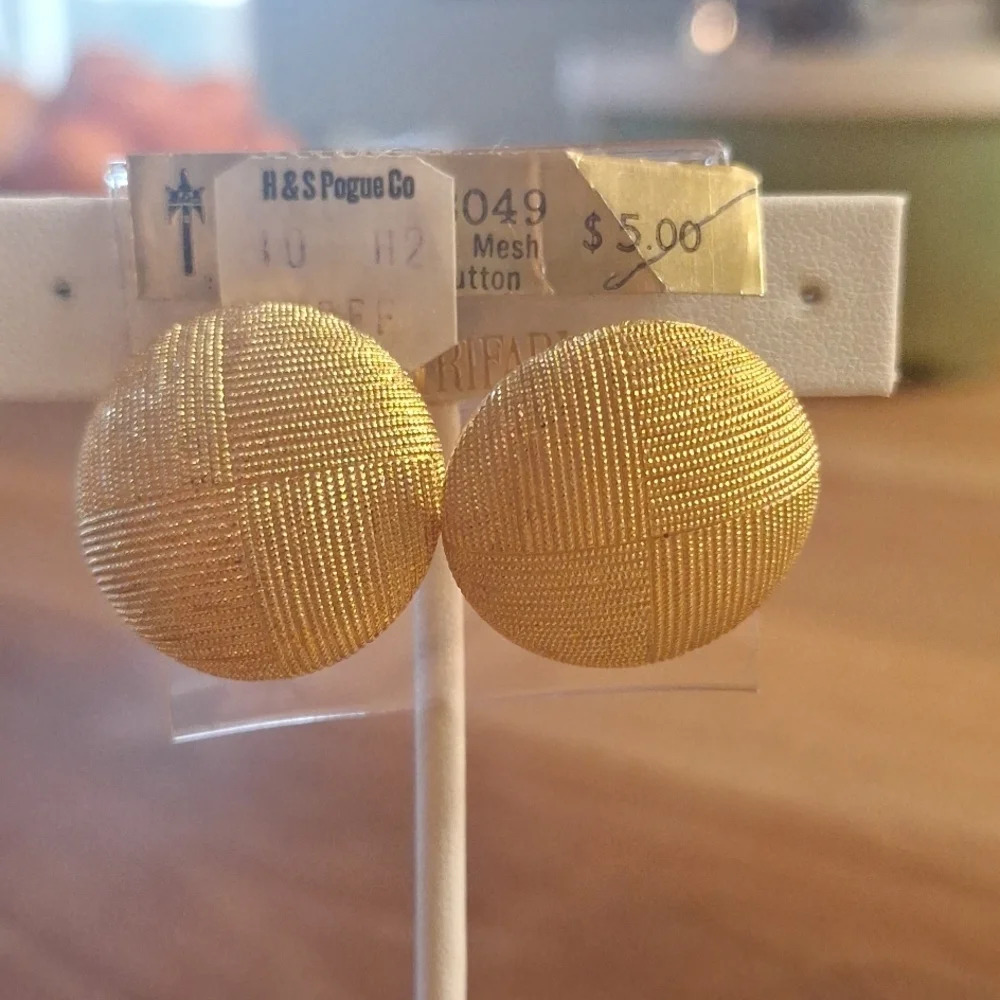 NWT Vintage Crown Trifari gold tone mesh button clip-on earrings, new old stock